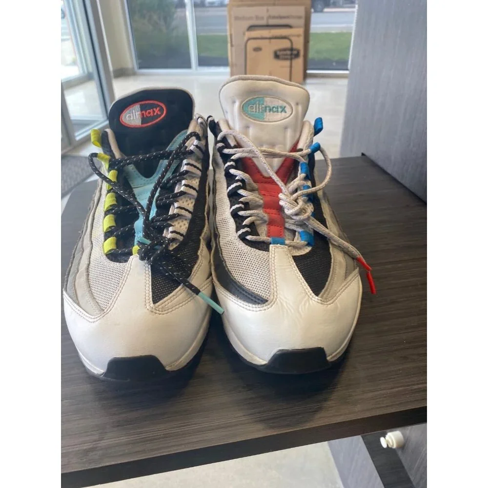 Nike - Picture 7 of 9